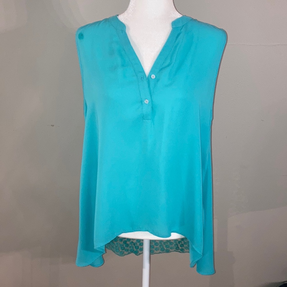- Lg sleeveless V neck blouse Lace insert  Lightweight crepe like fabric b…